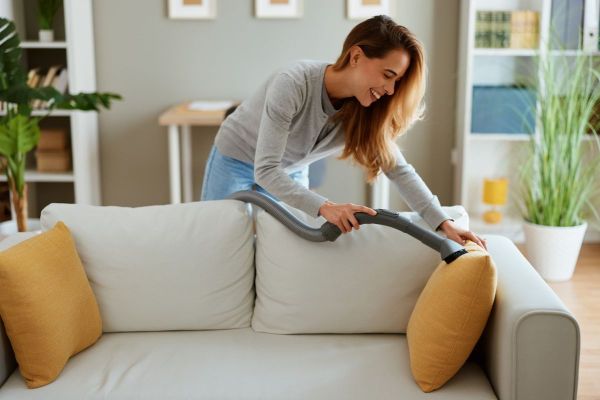 Éliminer les allergènes : astuces de nettoyage de canapé à Lyon